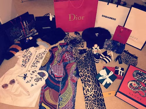 Túi hiệu Dior, Hermes và hàng loạt quần áo hàng hiệu của bà mẹ bỉm sữa.