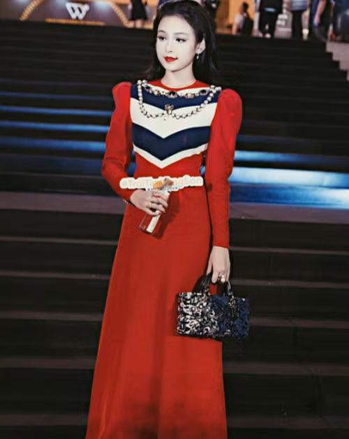 Huyền Baby "đụng hàng" Hồ Ngọc Hà khi mặc đầm của Gucci.