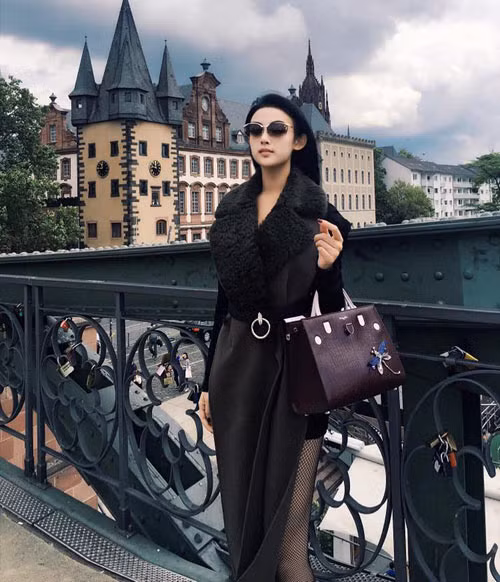 Cách đây vài ngày trong một sự kiện, Huyền Baby gây ấn tượng mạnh với nhan sắc đẹp không góc chết cùng phong cách thời trang đẳng cấp, quyến rũ. Cô diện váy hiệu Dior có giá lên đến 18.000 USD (hơn 400 triệu đồng), mang theo túi hiệu Dior giá 8.000 USD (180 triệu đồng), phụ kiện đồng hồ Graff, tổng giá trị gần 4 tỷ đồng.