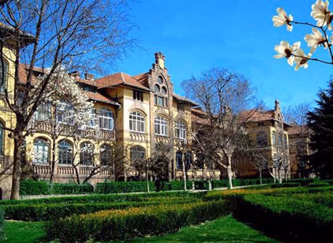 10. Đại học Hải Dương, Trung Quốc có kiến trúc hiện đại mang đậm nét Tây Phương hoàn mỹ.