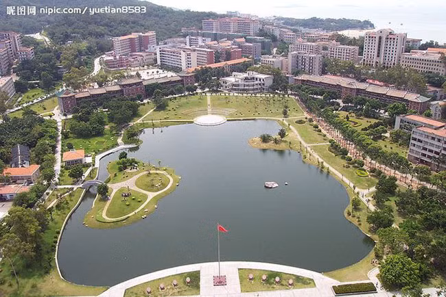 2. Đại học Hạ Môn, tỉnh Phúc Kiến được xây dựng năm 1921.