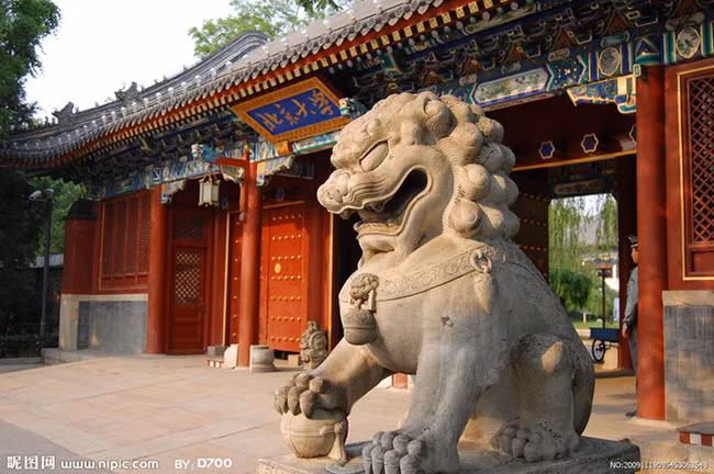 Đây là trường đại học lâu đời nhất Trung Quốc. Vào tháng 6, 7 hàng năm là thời điểm hoa phượng nở đỏ rực, thu hút rất nhiều lượt khách tham quan.