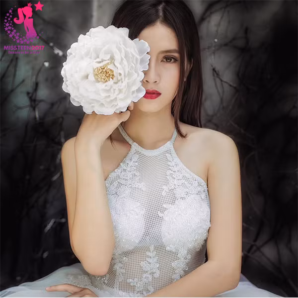 An kể lại: 'Khi ấy mình còn nhỏ, bản thân ít kinh nghiệm nên thường bị chèn tiền cat-xe sau mỗi lần chụp hình. Ban đầu mình cũng nhịn cho qua, nhưng sau đấy mình học cách tự bảo vệ bản thân, thương lượng kỹ mỗi khi làm việc. Đó là những bài học đầu đời giúp mình rất nhiều sau này'. Mặc dù là cô gái khá hoạt bát, nhưng Thiên An lại 'sợ' nổi tiếng. 'Tính mình không thích nổi tiếng đâu, thấy mọi người nhìn chằm chằm rồi xì xào là rất hay bị ngại'.