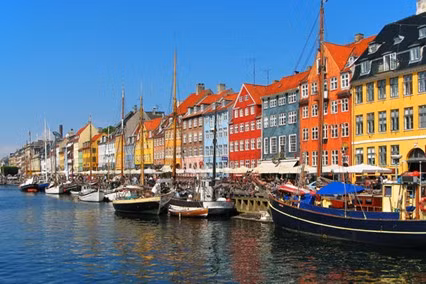  7. Copenhagen - Dù chỉ là một thành phố nhỏ, Copenhagen thực sự rất tuyệt vời. Vào mùa hè, những con người Đan Mạch xinh đẹp sẽ lượn phố trên những chiếc xe đạp rực rỡ sắc màu, uống những ly bia thủ công ngoài phố và nhấm nháp cà phê bên bờ biển. Ăn đã trở thành thú vui quốc dân - nhà hàng Noma nổi tiếng đã trở lại và lợi hại hơn xưa, còn nếu khẩu vị của bạn không cao cấp đến thế, hãy thưởng thức những món ăn hữu cơ tại một trong các quầy của phố ẩm thực Papirøen. Thành phố Mälmo ở Thụy Điển chỉ mất 20 phút đi qua eo biển Øresund và là một địa điểm tuyệt vời để dạo quanh vào buổi chiều. Hãy chuẩn bị để đắm mình trong không gian của quảng trường thành phố và tham gia vào “sau giờ làm việc” - một từ tiếng Bắc Âu có nghĩa là giờ giảm giá, bắt đầu rất sớm từ 4 giờ chiều.