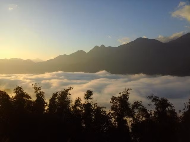 Thậm chí, có những hôm gió lớn, chỉ cần đứng một lúc, bạn sẽ được tận hưởng cảm giác mây được gió thổi đến sà ngay trước mặt hay trùm lên cả cơ thể, mang theo hơi nước mát lạnh.