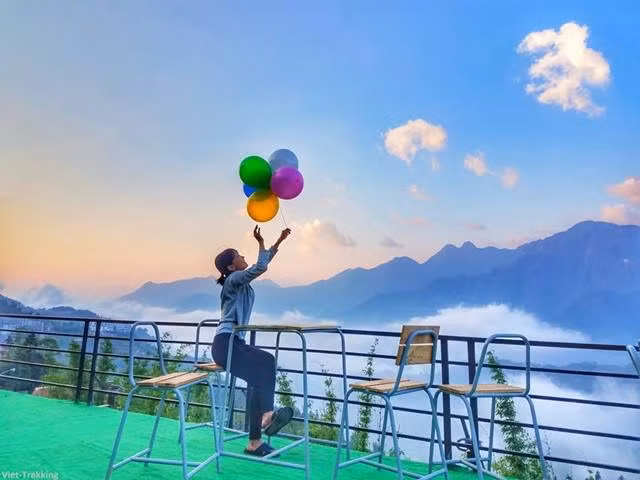 Sa Pa hiện tại không còn tĩnh lặng như trước bởi những công trường xây dựng ngày đêm ở thị trấn. Nhưng chỉ cần bước vào khuôn viên của homestay này, mọi ồn ào, náo nhiệt dường như bị bỏ lại phía sau lưng. Tách biệt với những nhộn nhịp, nơi đây rất thích hợp cho những người yêu thích sự đơn giản, tĩnh lặng hay cần tìm nơi để vỗ về tâm hồn. Bạn có thể thư thái đọc sách, ngắm cảnh hay nhâm nhi tách cà phê và hòa mình vào khung cảnh lãng mạn, nên thơ của núi đồi mây gió.