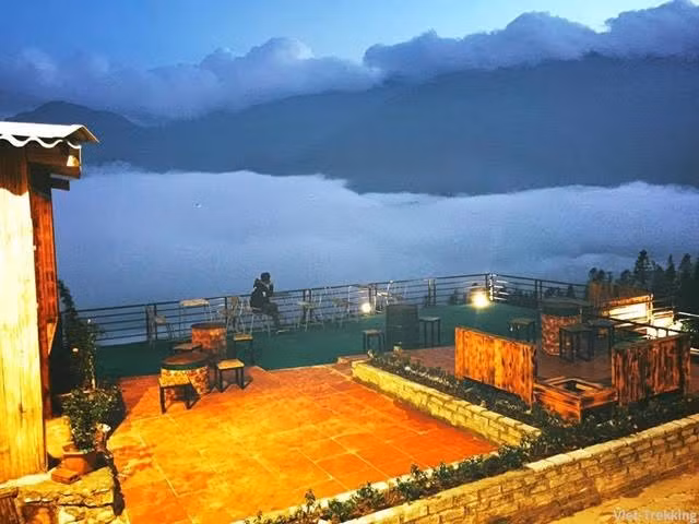 Không chỉ phục vụ nhu cầu lưu trú mà hiện tại ở đây còn có cả quán cà phê với tầm nhìn đẹp đáp ứng nhu cầu của du khách.