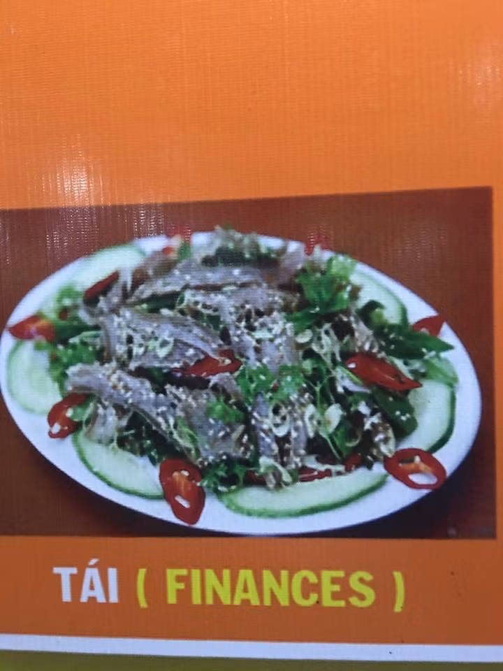 Món tái bị dịch sang tiếng Anh thành finances - nghĩa tiếng Việt là "tài chính".