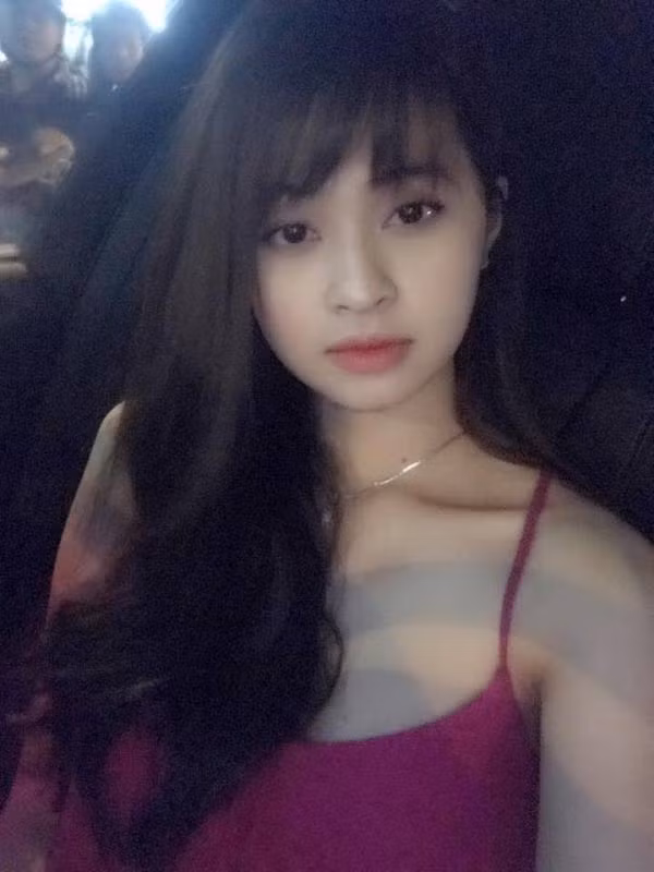 Trong 15 bị can bị Công an TP HCM khởi tố, bắt tạm giam để điều tra về hành vi tàng trữ trái phép chất ma túy, có hot girl chân dài 9X Vũ Hoàng Anh Ngọc, thường được gọi là Miu hay Ngọc Miu, bạn gái của Hoàng 'béo. Vũ Hoàng Anh Ngọc sinh năm 1994 thường trú ở quận 3, TP.HCM.