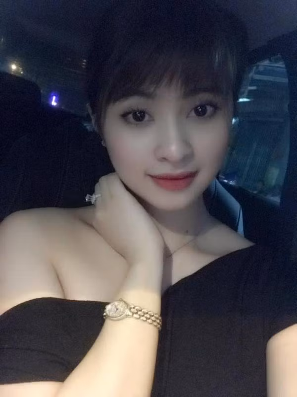 Trước đó, Ngọc được biết đến là hot girl thế hệ 9x khá nổi tiếng với lượng người theo dõi trên trang cá nhân lên đến 90 nghìn. Tuy nhiên, không hiểu vì lý do gì, cô đã không còn sử dụng Facebook với lượng theo dõi khủng này nữa mà chuyển qua tài khoản Facebook mới ít tương tác hơn.