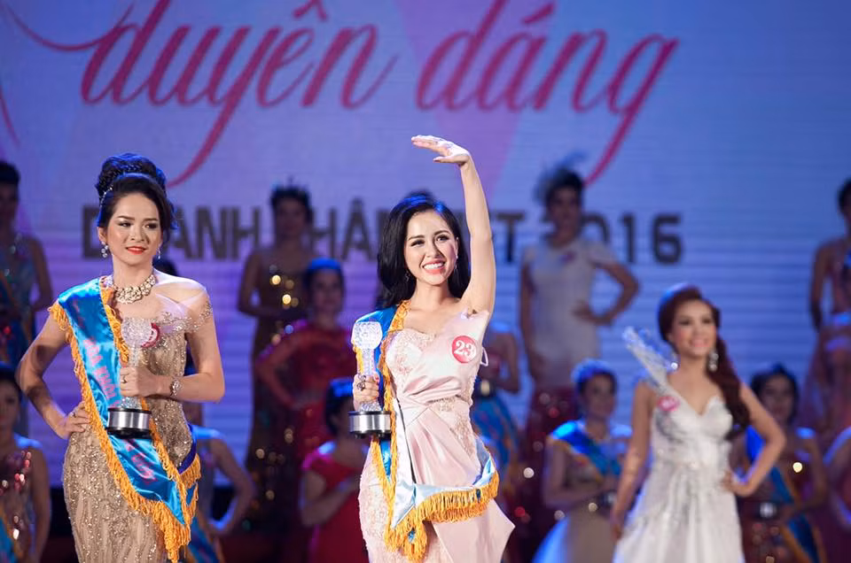 Mỗi lần đăng ảnh, anh chàng đều che mặt khiến nhiều cư dân mạng tò mò về nhan sắc cũng như gia thế của chị dâu Bảo Thy. Ngay lập tức, cư dân mạng đã tìm ra được danh tính cô gái xinh đẹp này, không ai khác chính là hot girl Trang Pilla.