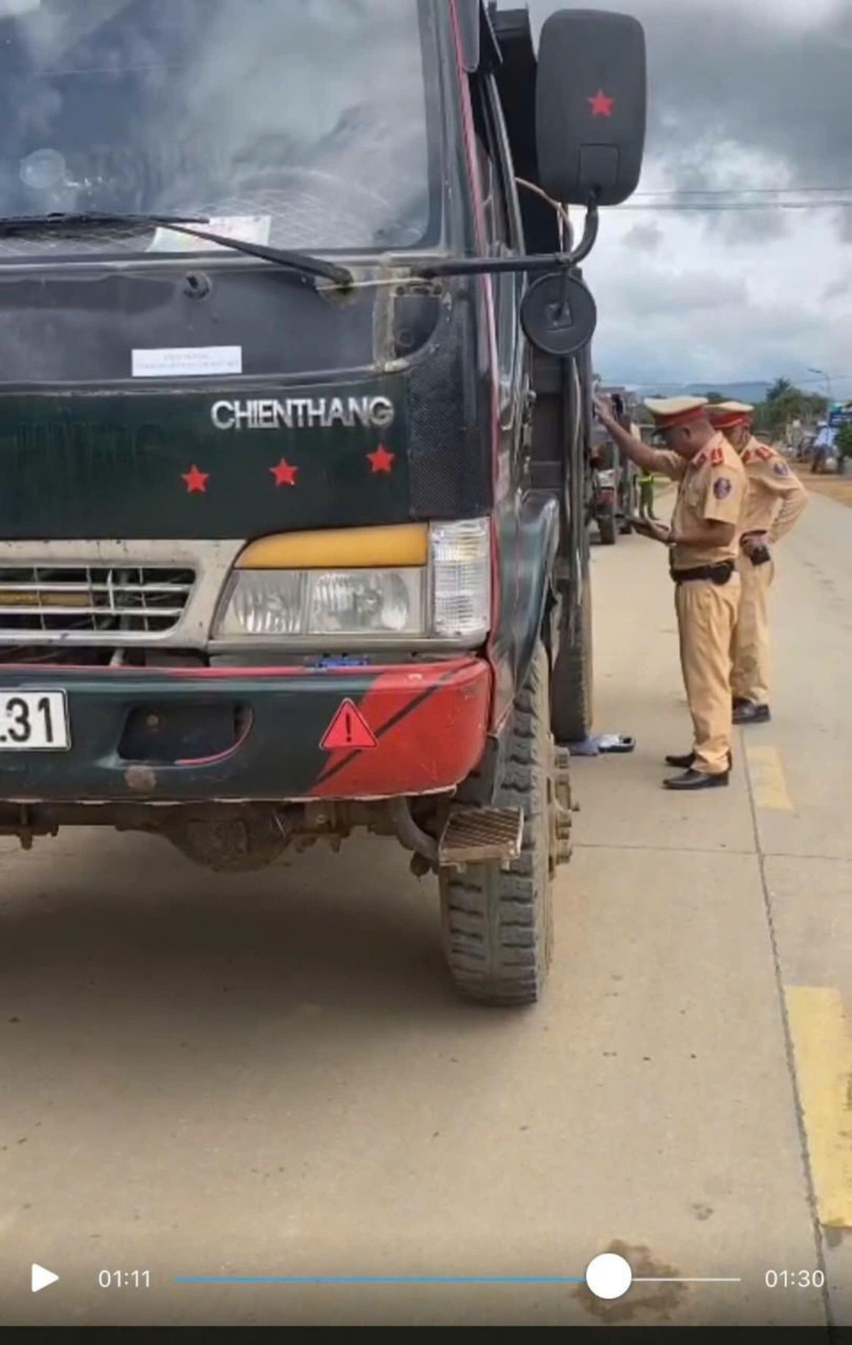 Công an huyện M'Drắk quyết liệt xử lý xe quá khổ, quả tải - Hình 2 Cong an huyen M'Drak quyet liet xu ly xe qua kho, qua tai-Hinh-2