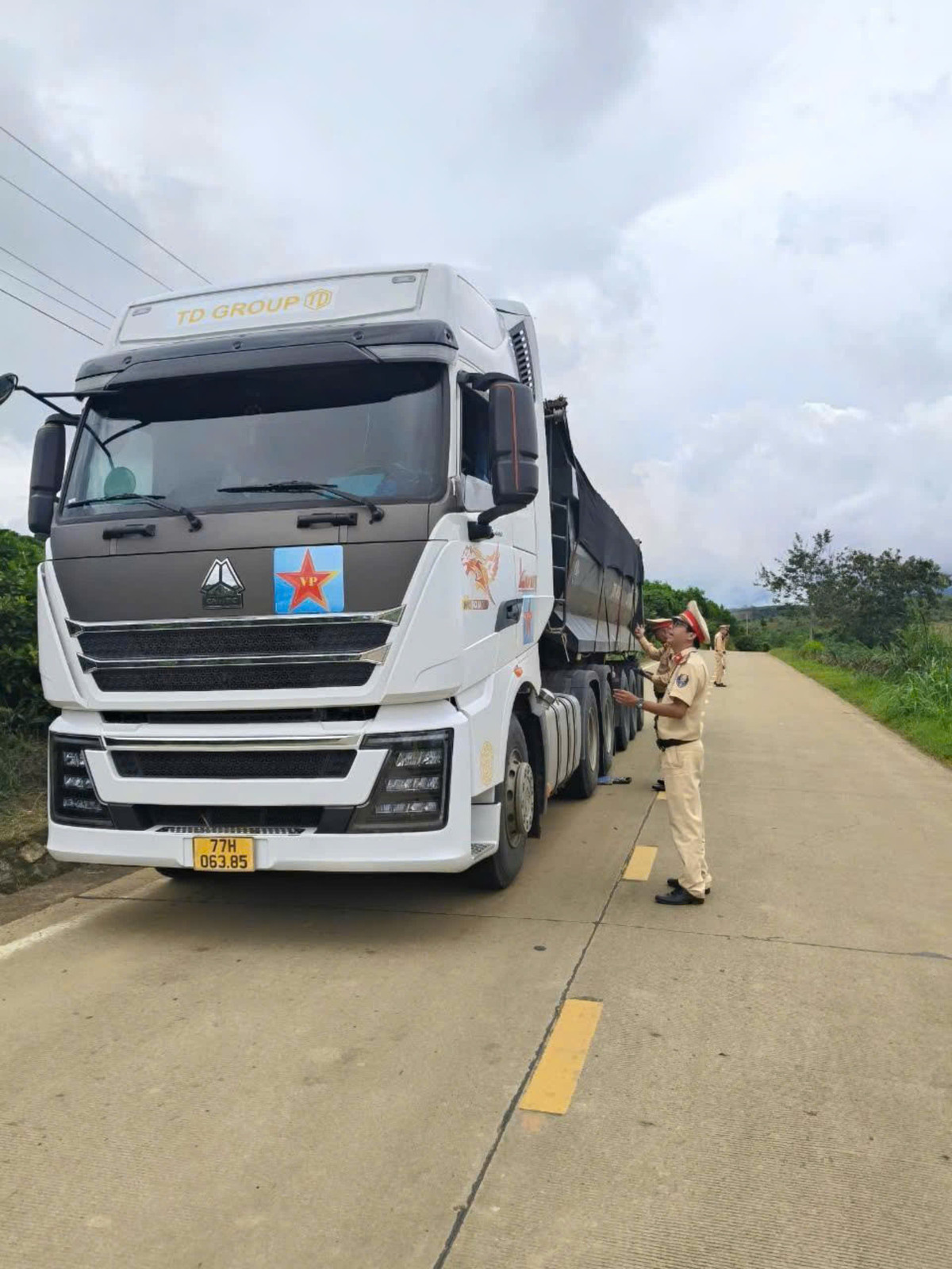 Công an huyện M'Drắk quyết liệt xử lý xe quá khổ, quả tải Cong an huyen M'Drak quyet liet xu ly xe qua kho, qua tai