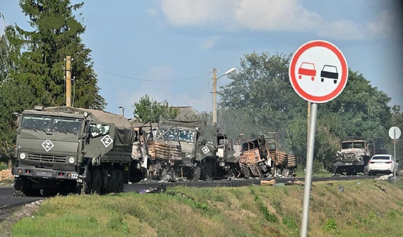 Mặc dù quân Nga đã chặn được lực lượng còn lại của quân Ukraine trong khu rừng này, nhưng vì khoảng cách quá gần đường cao tốc nên quân Ukraine có thể dùng hỏa lực tầm gần để tấn công trực tiếp vào các đoàn xe trên đường. Hậu cần của quân Nga chiến đấu ở Zeleny Shlyakh, Novoivanovka và một số ngôi làng xung quanh phần lớn phụ thuộc vào con đường này. Ảnh minh họa: Kommersant.