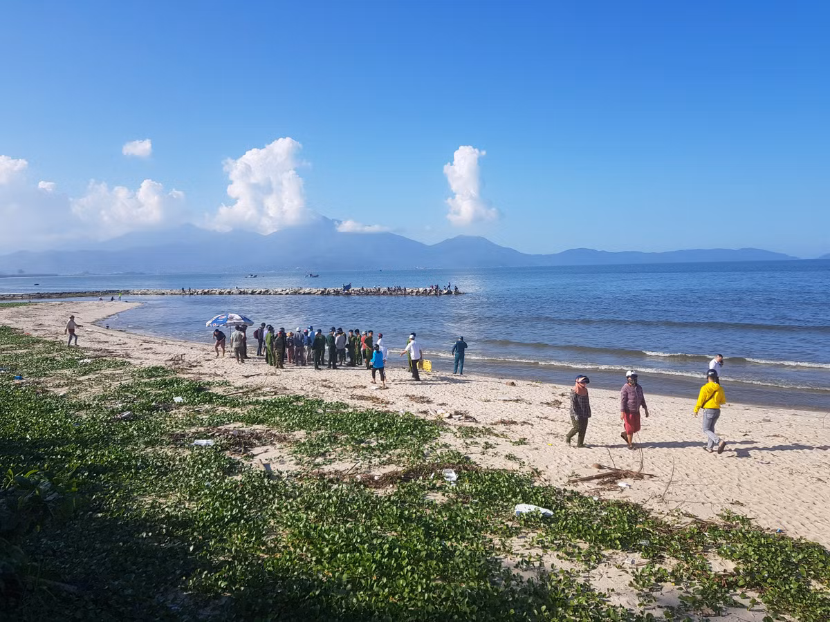Dung cau ca phat hien thi the nguoi phu nu noi tren bien