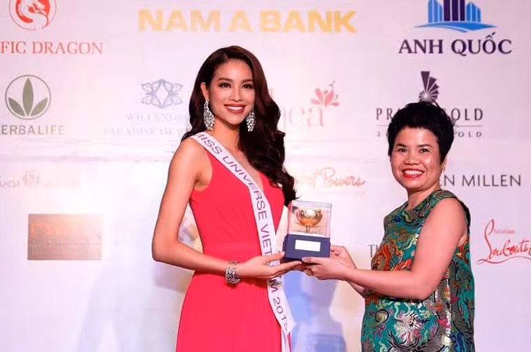 Một trong những nội dung quan trọng nhất trong hành trang chuẩn bị cho cuộc thi Hoa hậu Hoàn vũ Thế giới 2015 là quà tặng quốc gia được đấu giá trong buổi gala từ thiện. Năm nay, Hoa hậu Phạm Hương sẽ mang đến cuộc thi một tác phẩm từ thương hiệu Prima Gold, đó là bộ trang sức mang tên Golden Lotus – Sen Vàng.