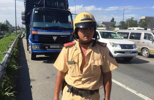 Thượng uý Võ Văn Thoại bị tài xế xe tải tấn công ngay trên quốc lộ đông đúc phương tiện.