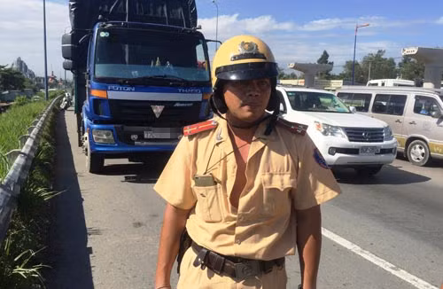 Thượng uý Võ Văn Thoại bị tài xế xe tải tấn công ngay trên quốc lộ đông đúc phương tiện.