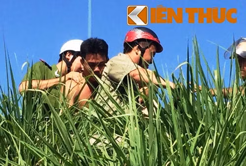 Đối tượng bị lực lượng Công an khống chế bắt giữ.