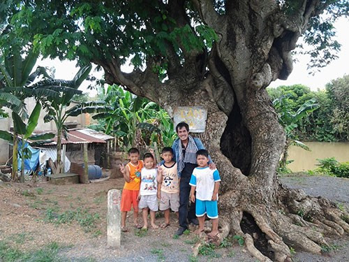 Trẻ em xứ bưởi rất thích ra quanh quẩn gốc cây cổ thụ chơi những trò dân gian như: chơi trốn tìm, năm mười... “Cụ” cây nằm trên mảnh đất gắn liền với sự kiện thành lập Chi bộ Cộng sản Bình Phước - Tân Triều và Tỉnh ủy lâm thời Biên Hòa vào những năm 30 của thế kỷ 20. Một địa điểm tham quan mà du khách không thể bỏ qua khi về làng bưởi Tân Triều.