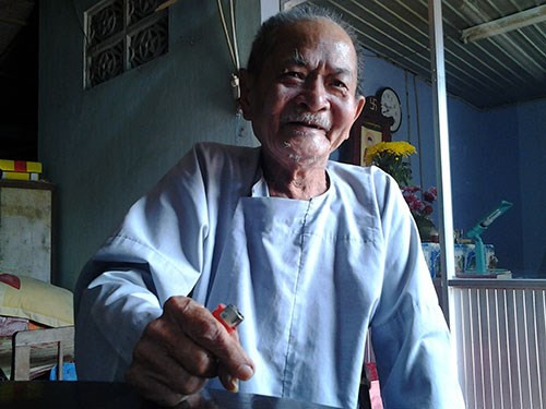 Cụ Nguyễn Văn Cầm (Hai Cầm, 83 tuổi) cho rằng “cụ” cây cổ thụ nằm ven sát con rạch Tân Triều là do bà nội cụ tên bà Bảy Hiền trồng cách đây hơn 100 năm để tạo bóng mát cho người dân đi làm ruộng về có nơi nghỉ chân. Ban đầu, bà Bảy Hiền tính bứng một cây phượng con trồng nhưng lại bứng “lộn” sang cây điệp. Do đó, cụ Hai Cầm khẳng định “cụ” cây là cây điệp chứ không phải cây sống rắn (?). Tuy nhiên, theo một số hội viên Hội sinh vật cảnh tỉnh Đồng Nai nhận định “cụ” cây trăm tuổi ở làng bưởi Tân Triều là giống cây tên lim xẹt. Cây lim xẹt này tạo dáng tự nhiên rất “độc”, đẹp và... lạ mắt.