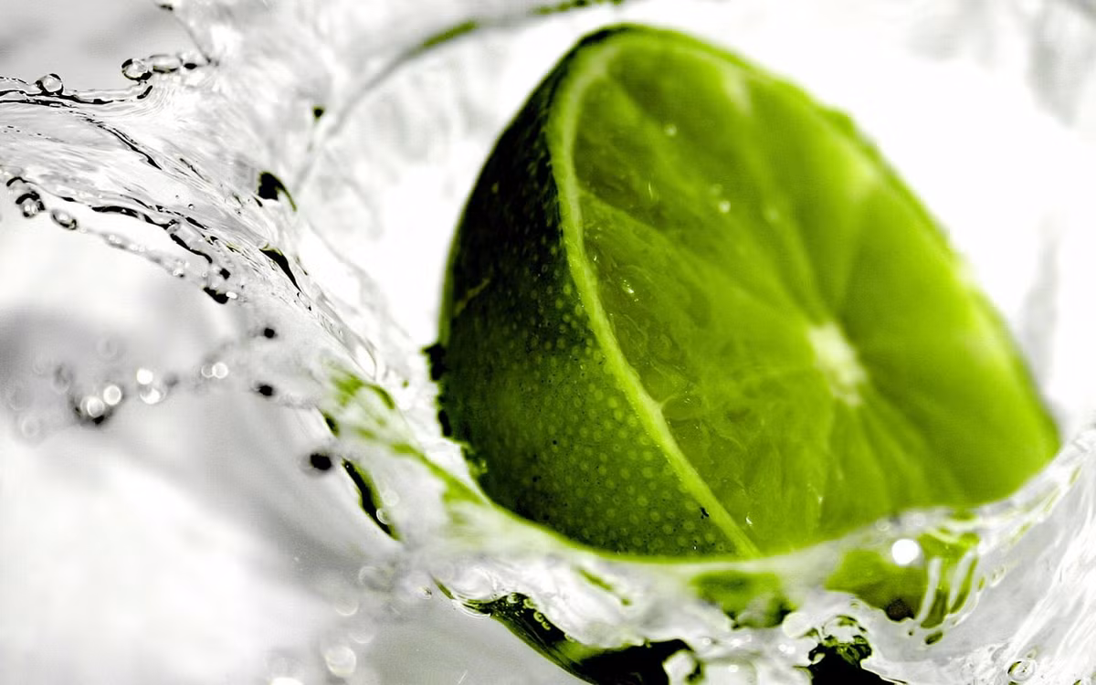 Vì thế, nước chanh tươi được coi là có khả năng thải độc cơ thể rất tốt. Mỗi sáng uống một cốc nước chanh khiến cho mọi chất cặn bã tồn tại trong cơ thể suốt một đêm dài được thải hết ra ngoài.