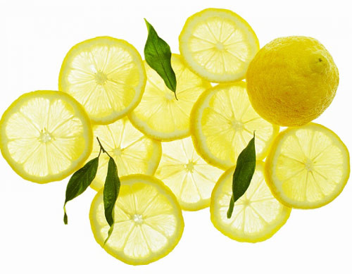 Đặc biệt, nước chanh còn có thể giúp bạn làm sạch các chất trắng trên lưỡi và loại bỏ thức ăn còn sót trong miệng.