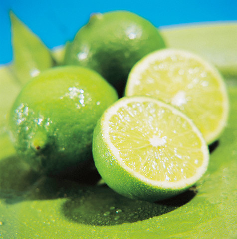 Hơn nữa, chanh rất lợi tiểu. Uống nước chanh khiến bạn đi tiểu nhiều hơn, nhờ thế độc tố cũng theo đường tiểu thoát ra ngoài.