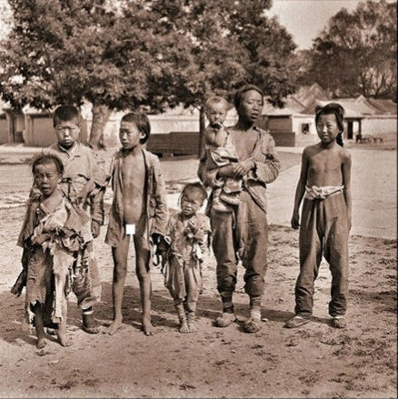 Một gia đình ăn mày thường mưu sinh trong công viên Bắc Hải, Bắc Kinh năm 1917 - 1919.