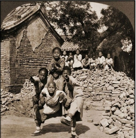Những đứa trẻ lang thang bụi đời tổ chức thành một đội tạp kỹ, trong ảnh các bé đang tạo hình chín con rồng tại Bắc Kinh năm 1902.