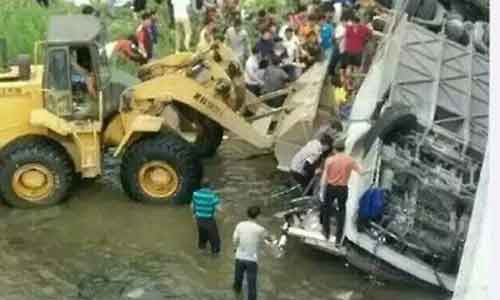 Xe cho 26 nguoi Han Quoc lao xuong song o Trung Quoc