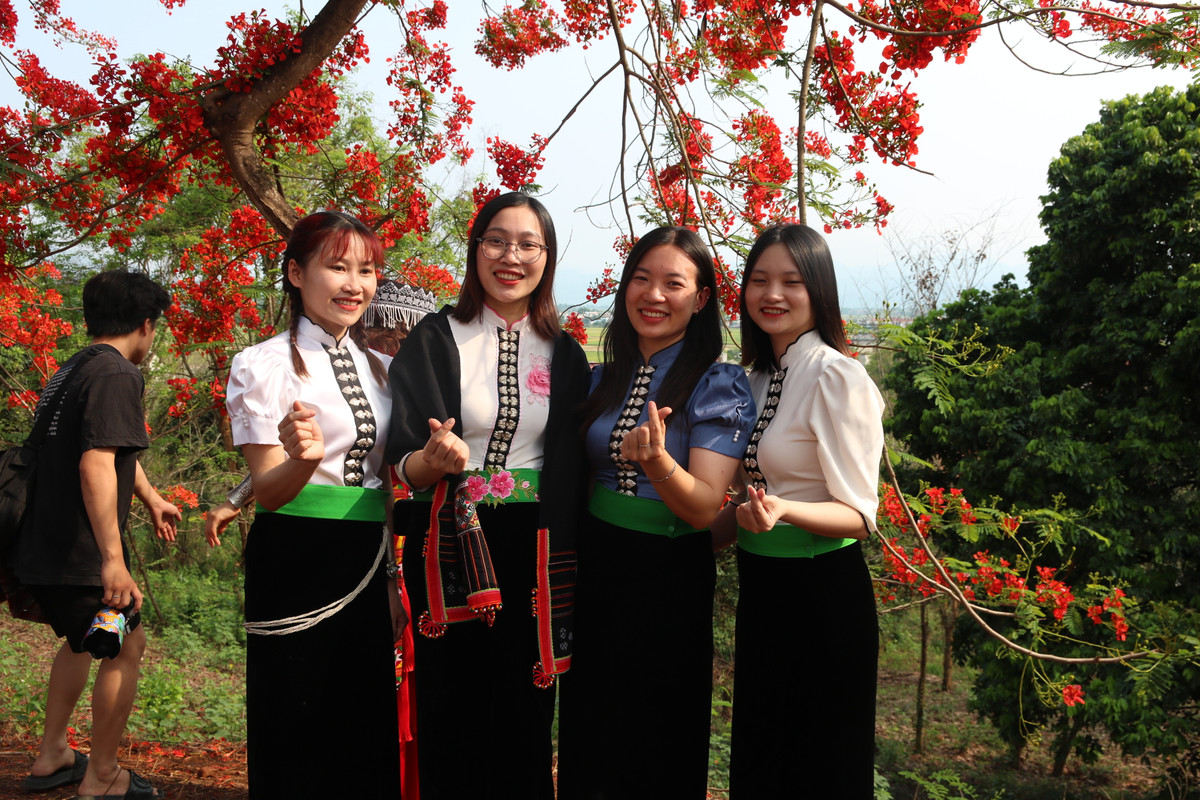 Nhiều bạn trẻ chia sẻ, đã rất xúc động, tự hào trước những hy sinh, bản lĩnh kiên cường vượt qua gian khổ, giành chiến thắng của cha ông.