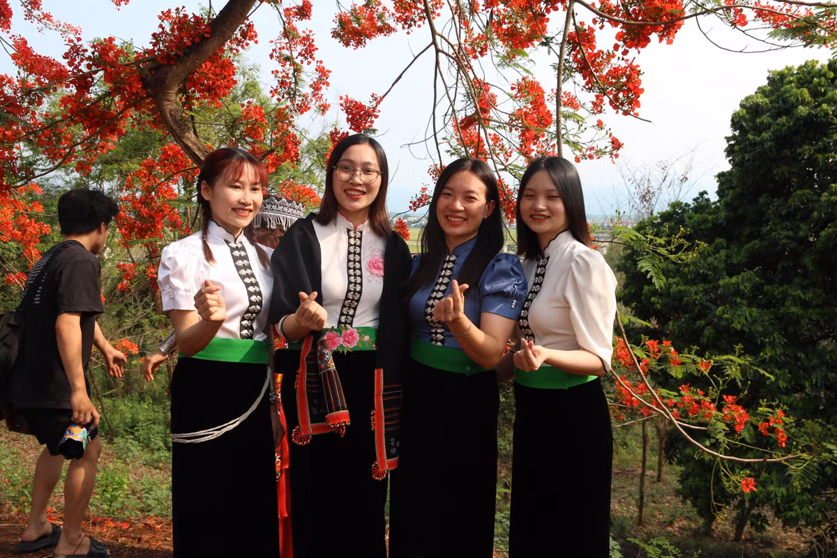 Nhiều bạn trẻ chia sẻ, đã rất xúc động, tự hào trước những hy sinh, bản lĩnh kiên cường vượt qua gian khổ, giành chiến thắng của cha ông.