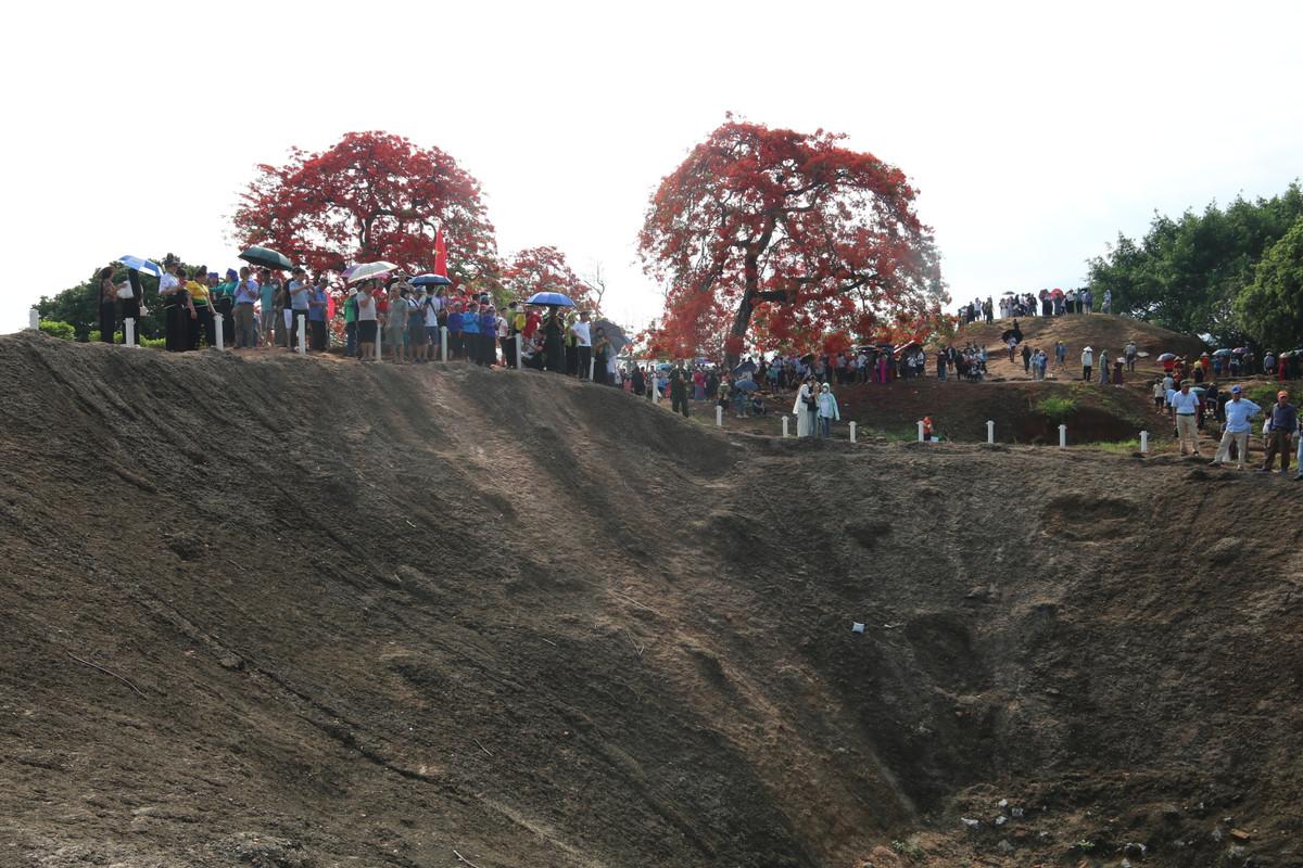 "Khoảng trời và hố bom".