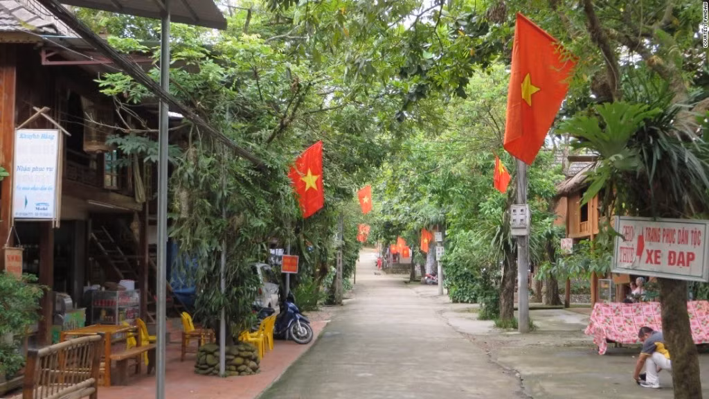 Du khách còn được tới Mai Châu, vùng đất xinh đẹp cách Hà Nội khoảng 160 km...