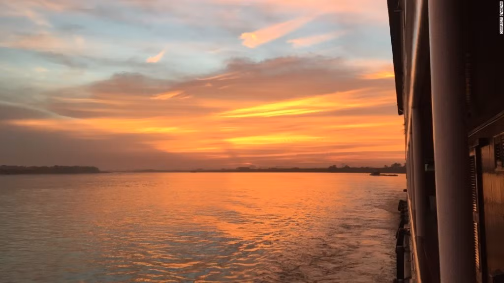 Sau hai ngày ở Hạ Long, thuyền đưa khách ngược sông Hồng vào Hà Nội. Trên thuyền, bạn có thể ngắm nhìn hoàng hôn lộng lẫy và khung cảnh bình yên của làng quê ven bờ.