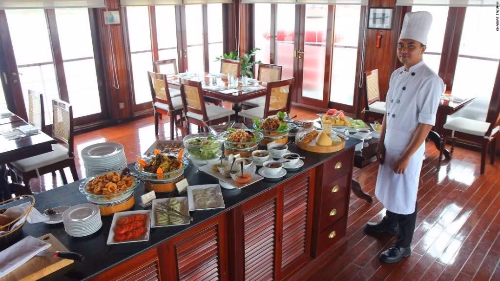 Du khách được thưởng thức các món ăn từ sản vật địa phương.