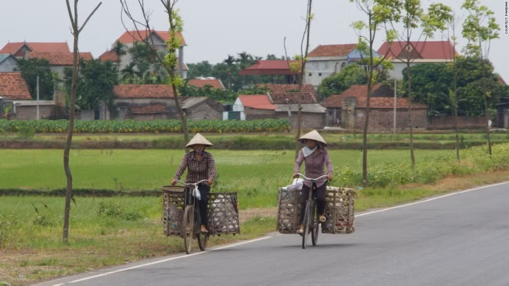 Điểm nhấn của hành trình dọc sông Hồng này là các chuyến tham quan làng nghề thủ công, khám phá văn hóa địa phương.