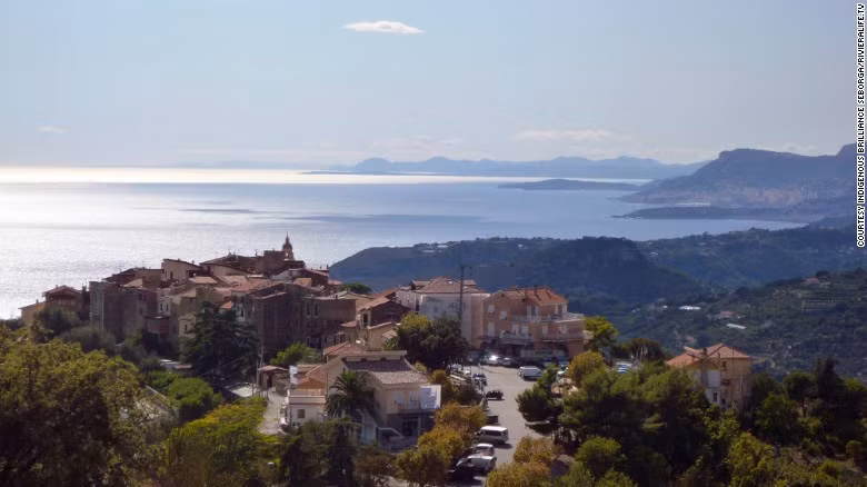  Seborga: Nằm gần biên giới Italia với Monaco, Seborga mang nợ Giorgio Carbone, cựu chủ tịch hiệp hội trồng hoa, người đã khám phá ra thị trấn trước đó không được nhắc tên trong văn bản chính thức của Italy. Ngày nay, những người trung thành với Carbone tiếp tục duy trì di sản của ông, dù vẫn đóng thuế cho chính phủ Italy.