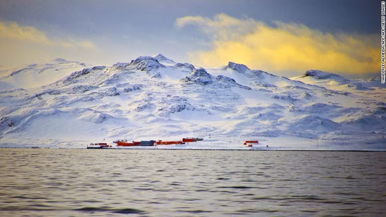  Sealand: Tiểu quốc Sealand được thiết lập trên một pháo đài quân sự cũ từ thời Thế chiến II, ngoài khơi nước Anh để chống lại Đức. Pháo đài này được xây dựng ở vùng biển quốc tế. Do đó, khi Roy Bates cắm cờ của mình tại đây, Anh khó lòng trục xuất Bates cùng gia đình.