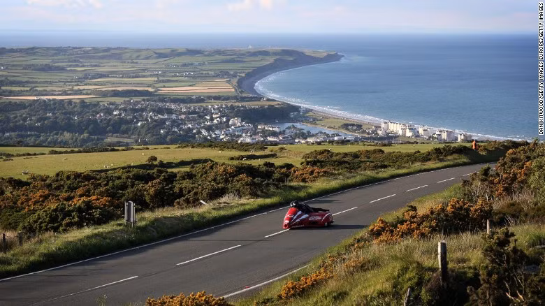  Đảo Man: Là một trong những quốc gia không quốc gia không được công nhận nằm ở vùng hẻo lánh nhất thế giới, đảo Man nằm dưới sự trị vì của hoàng gia Anh nhưng không phải là một phần Liên hiệp Anh. Hòn đảo có hệ thống quyền lực và thuế riêng. Điểm nhấn văn hóa ở đây là các cuộc đua môtô.