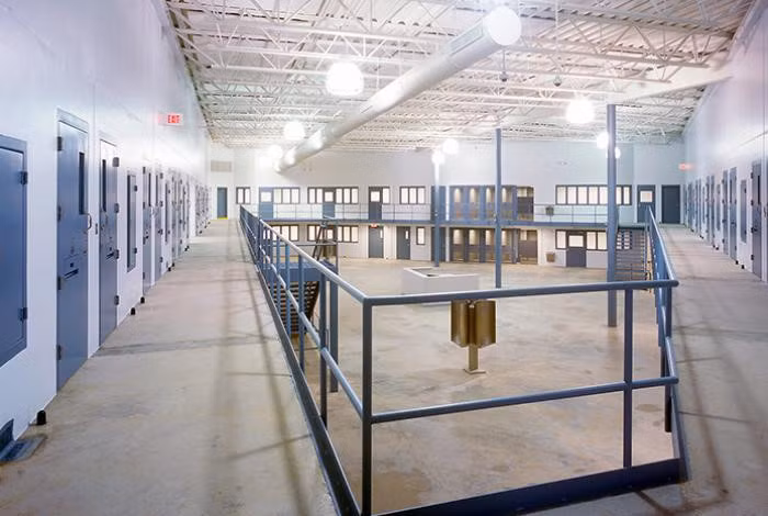 Nhất cử nhất động trong nhà tù đều được giám sát từ xa (tại một trung tâm ở West Virginia). Thường dân không bao giờ được vào trong nhà tù (trừ luật sư) và bất cứ chuyến thăm nào cũng được theo dõi chặt chẽ và thực hiện ở phòng có kính ngăn giữa. Nếu Andy Dufresne bị giam ở đây thay vì ở Shawshank, anh sẽ chẳng bao giờ thấy lại ánh mặt trời. Ảnh: Clark Construction Group.