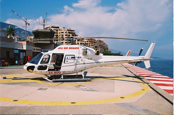 Những trực thăng cỡ nhỏ trên các sân bay tí hon.