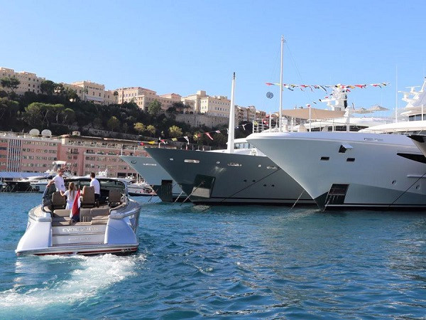 Điều đặc biệt, Monaco trở nên hấp dẫn với giới siêu giàu vì chính sách thuế vô cùng ưu đãi. Các doanh nghiệp làm ăn có lãi không phải trả thuế với khoản lãi đó ở Monaco. Cư dân cũng không phải trả thuế tài sản hay thậm chí là thuế cho phần lãi từ các khoản đầu tư của họ.