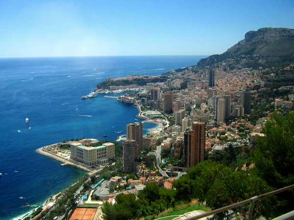  Monaco là quốc gia có diện tích nhỏ thứ hai thế giới với 2 km2 (đứng sau Vatican). Monaco ba mặt giáp Pháp, một mặt giáp biển Địa Trung Hải. Công dân sang Pháp không cần visa.