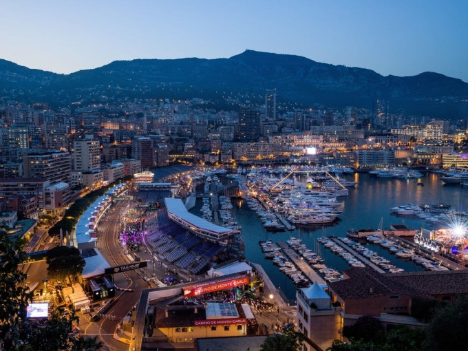 Monaco có dân số hơn 38.000 người, tuy nhiên, có tới hơn 12.200 người dân là triệu phú. Như vậy là cứ khoảng 3 người dân Monaco thì có một người là triệu phú, trở thành quốc gia có số triệu phú và tỷ phú trên đầu người lớn nhất thế giới. Tại Monaco, tỷ lệ người nghèo là 0%, theo CIA World Factbook. Ảnh: AFP.