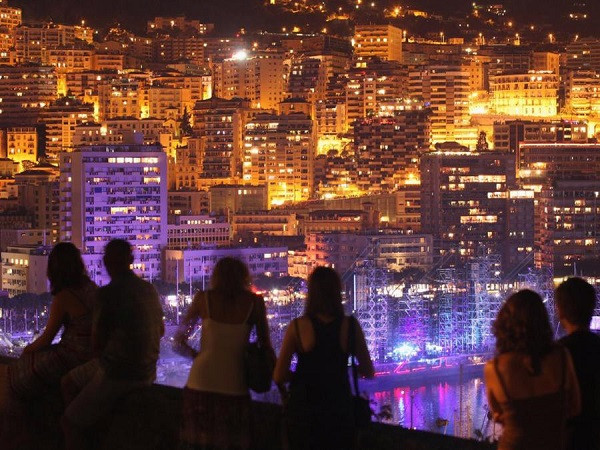 Việc xây thêm nhà mới cũng là bài toán khó với chính quyền Monaco. Sau khi xây nhà trên sườn núi và đào xuống đất sâu hết mức có thể, Monaco đã triển khai các dự án mở rộng ra biển nhằm có thêm đất, tuy nhiên, lại vấp phải những quan ngại về môi trường.