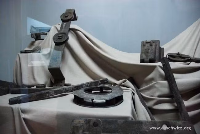 Những hiện vật được lấy từ phòng hơi ngạt và lò thiêu ở trại tập trung Auschwitz. Phòng hơi ngạt và phòng hỏa táng là những nơi phát xít Đức giết hại nhiều tù nhân cùng lúc và xử lý thi thể nạn nhân. Trong đó, lò thiêu của Đức quốc xã được thiết kế để 20.000 người cùng được hỏa táng trong 24h đồng hồ.