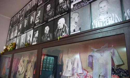 Không chỉ có người lớn bị bắt giam vào trại tử thần Auschwitz mà cả trẻ em cũng bị bắt vào đây. Điều này cho thấy phần nào tội ác man rợ của phát xít Đức trong Chiến tranh thế giới 2.