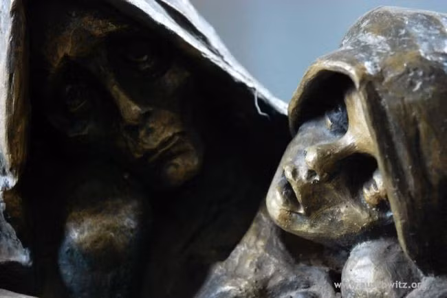 Bức tượng khắc họa hình ảnh những tù nhân ở trại Auschwitz chết đói. Tù nhân ở trại tử thần này luôn sống trong cảnh đói khát, bị hành hạ, tra tấn và có thể bị giết hại bất cứ khi nào.